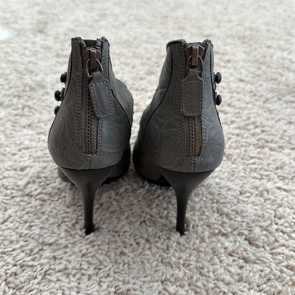 Gray ankle booties, peep, toe with buttons, open up to the top-perfect condition - Picture 3 of 16